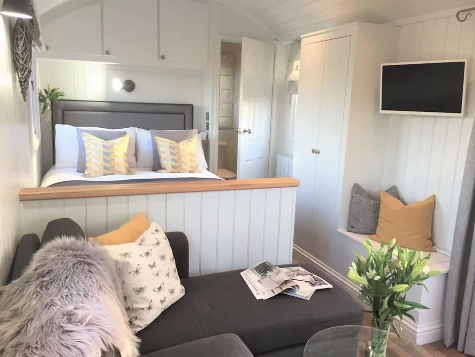 Clever spacious layout - smart TV with Netflix