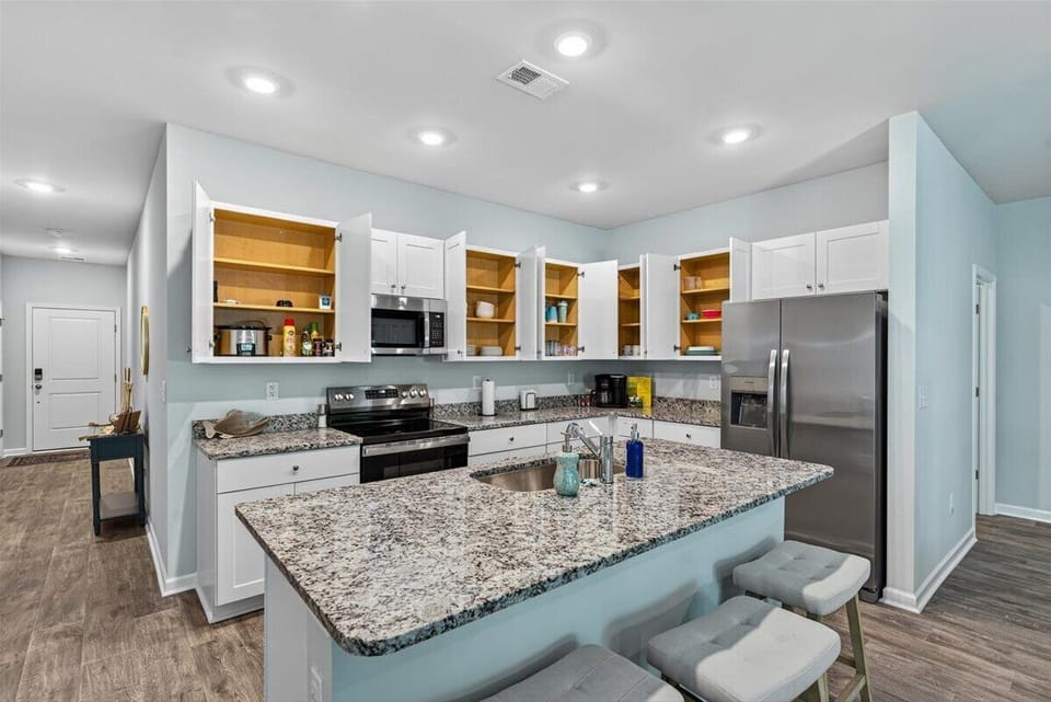 Fully Stocked Kitchen Dual Kuerig!