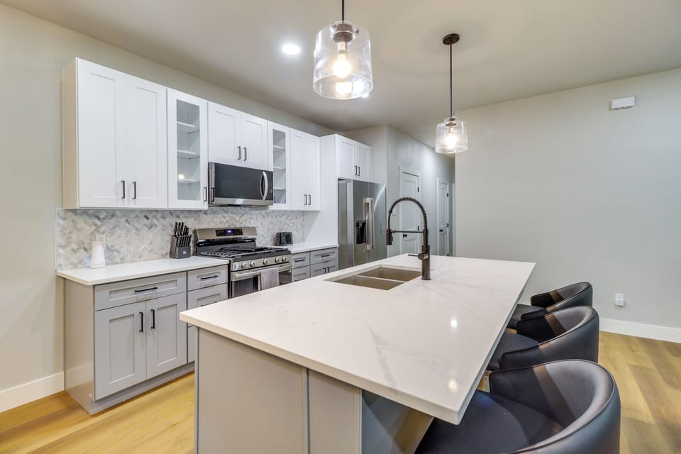 Kitchen | Drip/Single-Serve Pod Coffee Maker | Dishwasher | 1st Floor