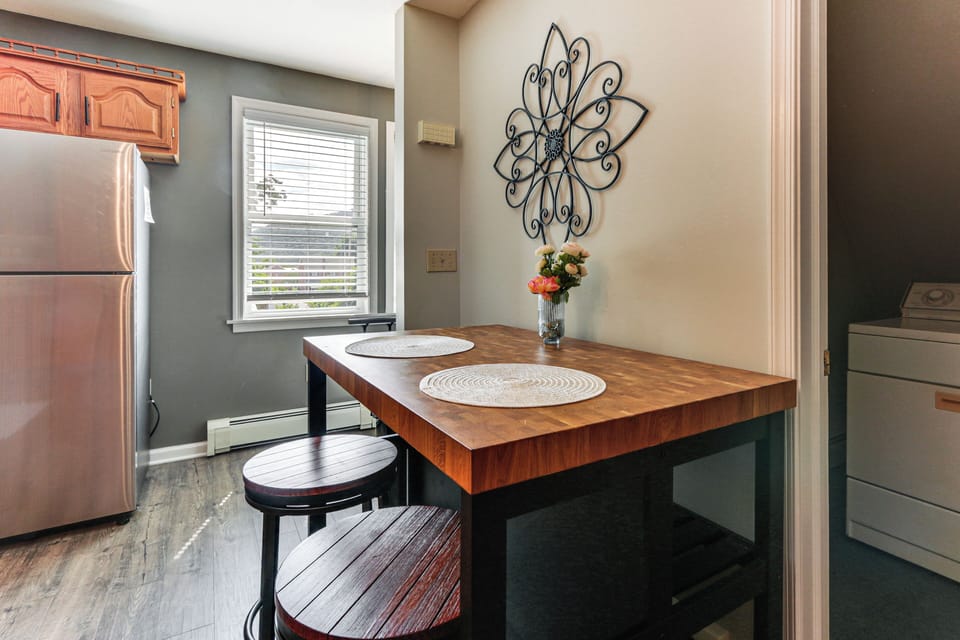 Dining Bar | Dishware/Flatware