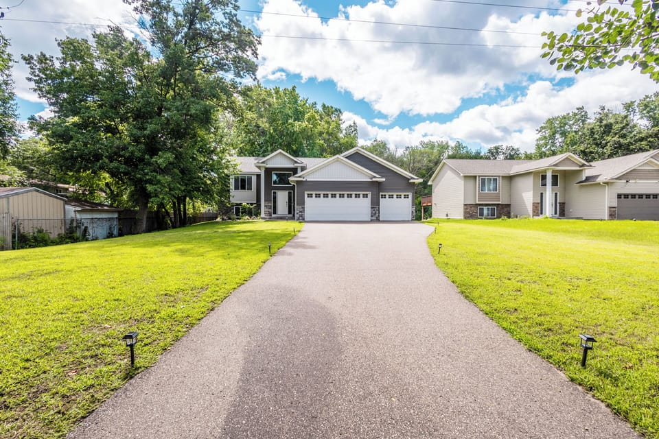 Long and comfortable driveway that can accommodate up to 5 cars!