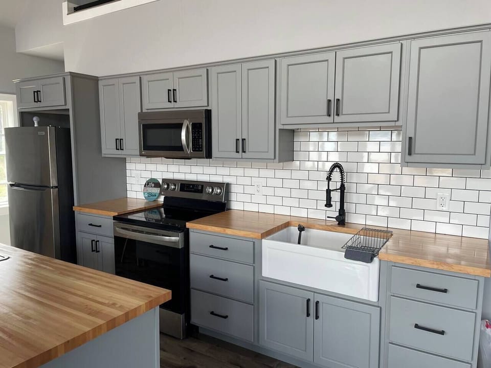 LG Fridge, Oven and Microwave Farmhouse sink Kurig Coffee Maker, Waffle Maker, Kettle, Wine Opener, Toaster Full set of cookware, dishes and cutlery Wine and Champagne Glasses