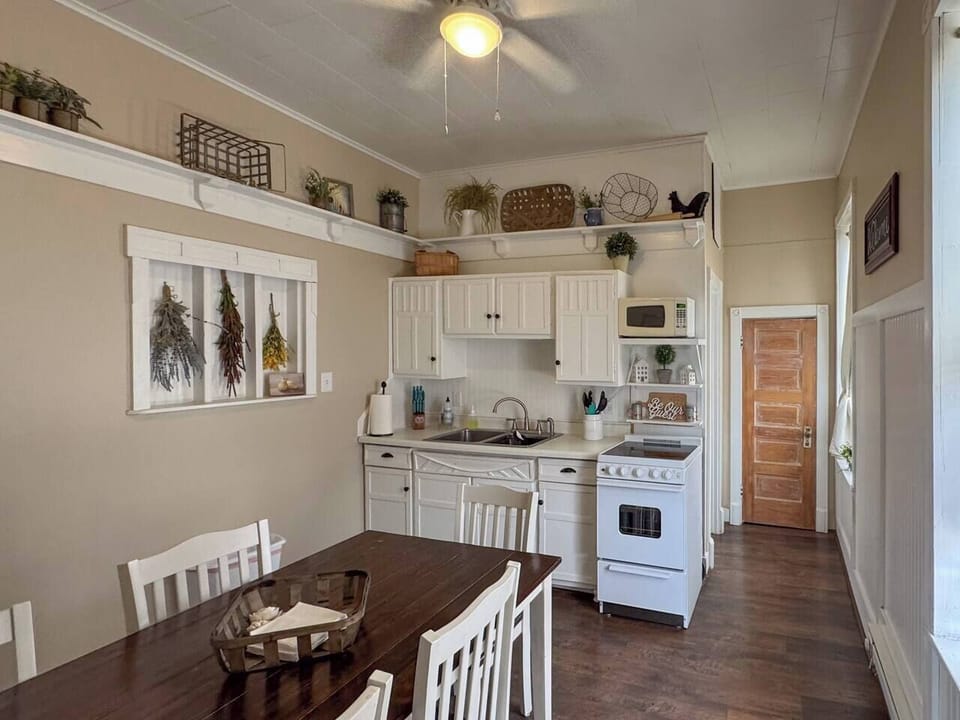 Compact kitchen with everything you need for light meals (1)