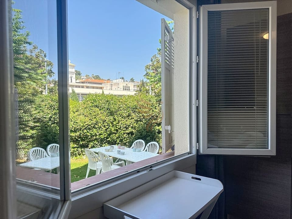 Fenêtre donnant sur le jardin privatif et équipé.