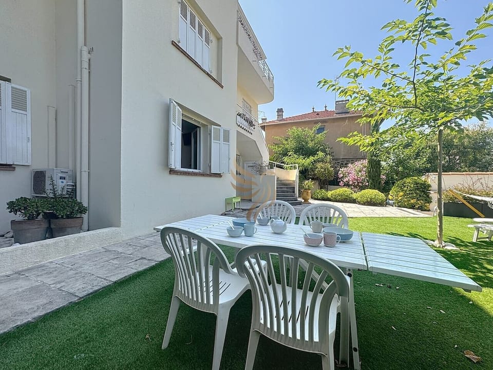 Jardin privatif équipé et confortable.
