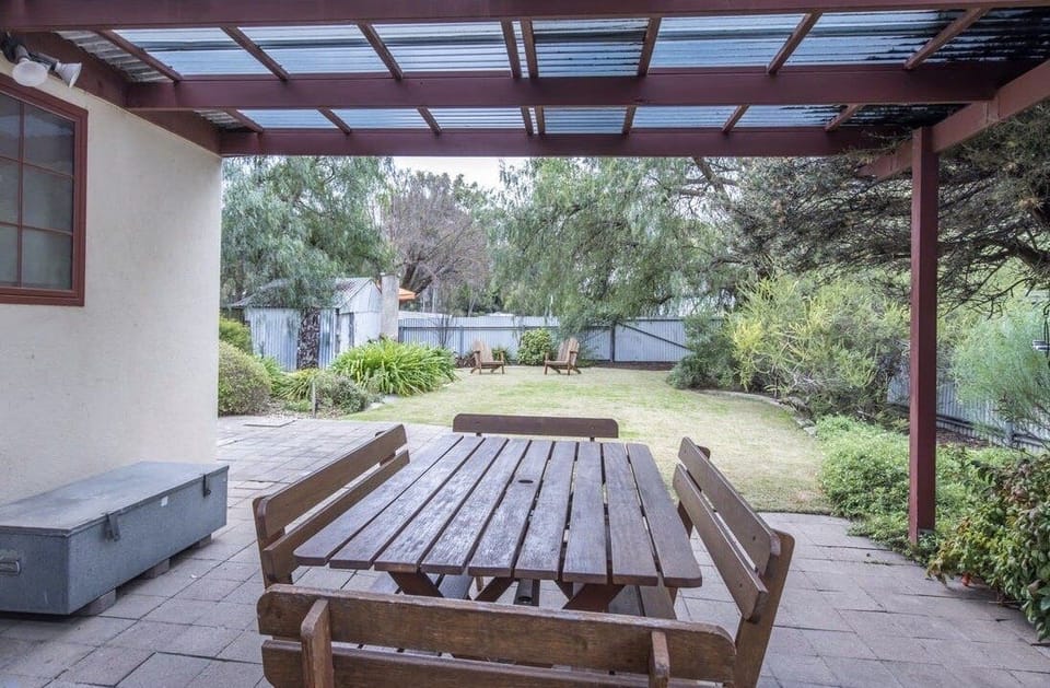Private backyard with BBQ - pet friendly
