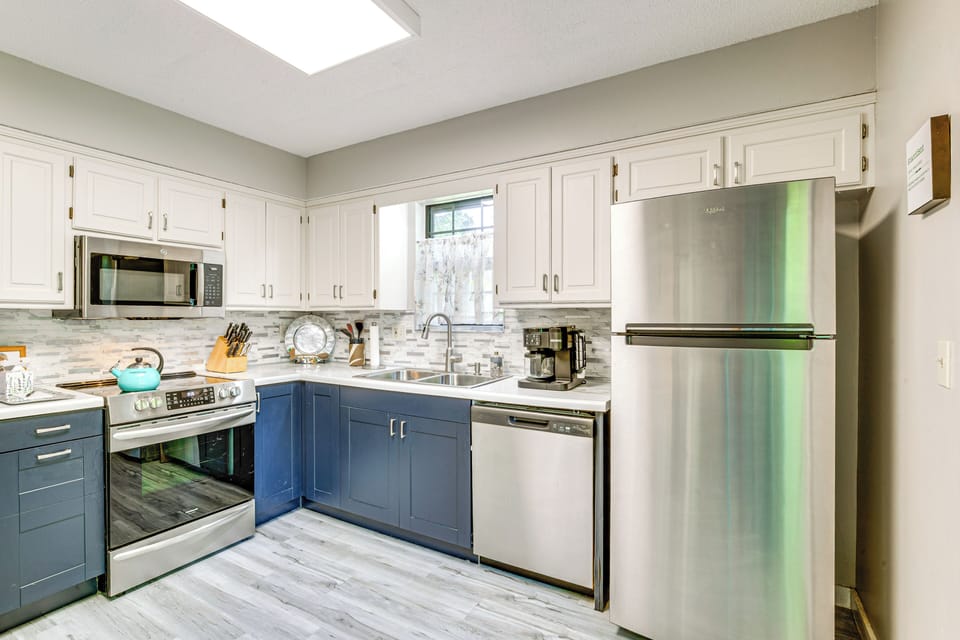 Kitchen | Main Level | Cooking Basics | Keurig & Drip Coffee Maker