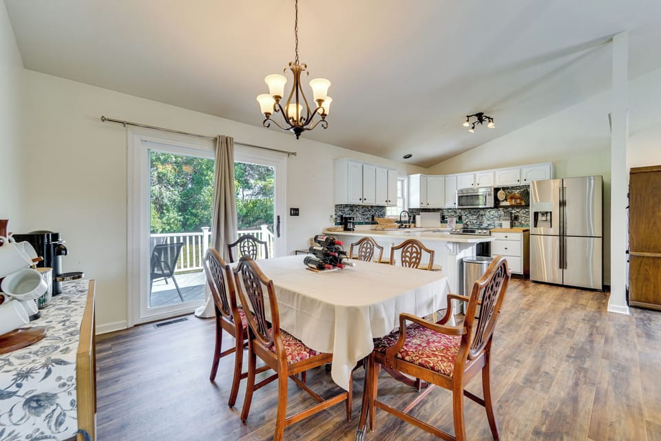 Dining Table | Dishware & Flatware | Main Floor