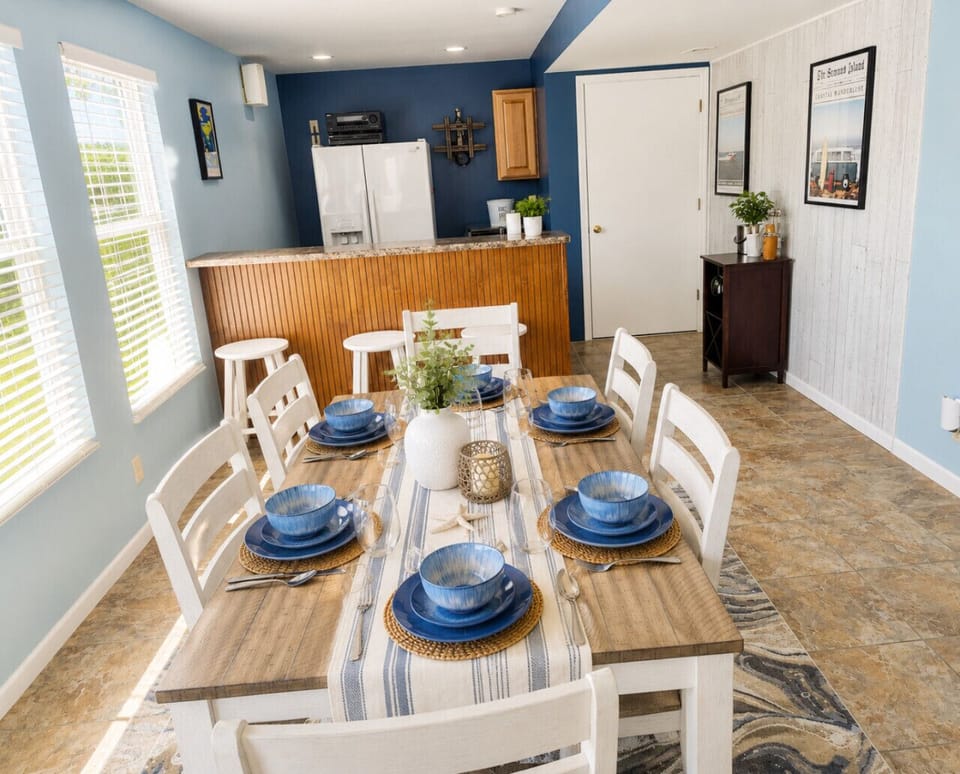 Gather and entertain in the spacious dining room and bar area, perfect for family meals, game nights, and relaxing lakefront getaways.