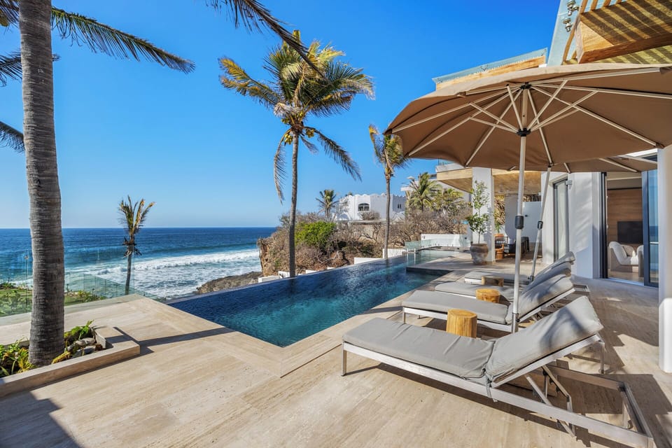 Oceanfront villa with direct access to Playa Careyeros
