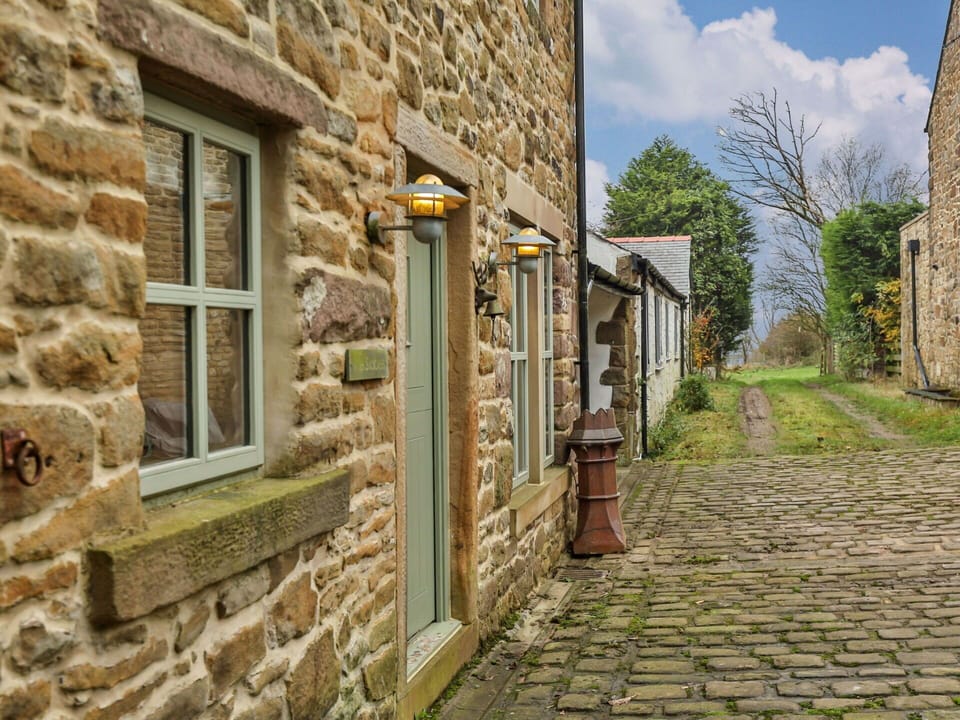 Shade, Mountain Range, Outdoor Structure, Eco Hotel, Deck, Outdoor Furniture, Garden, Chair, Landscaping, Hardwood