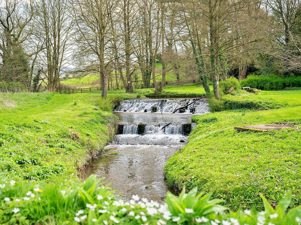 Shade, Mountain Range, Outdoor Structure, Eco Hotel, Deck, Outdoor Furniture, Garden, Chair, Landscaping, Hardwood