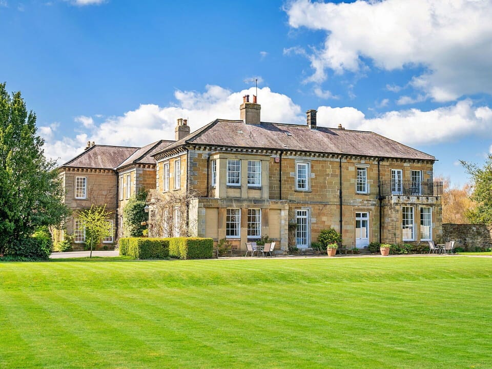 Shade, Mountain Range, Outdoor Structure, Eco Hotel, Deck, Outdoor Furniture, Garden, Chair, Landscaping, Hardwood