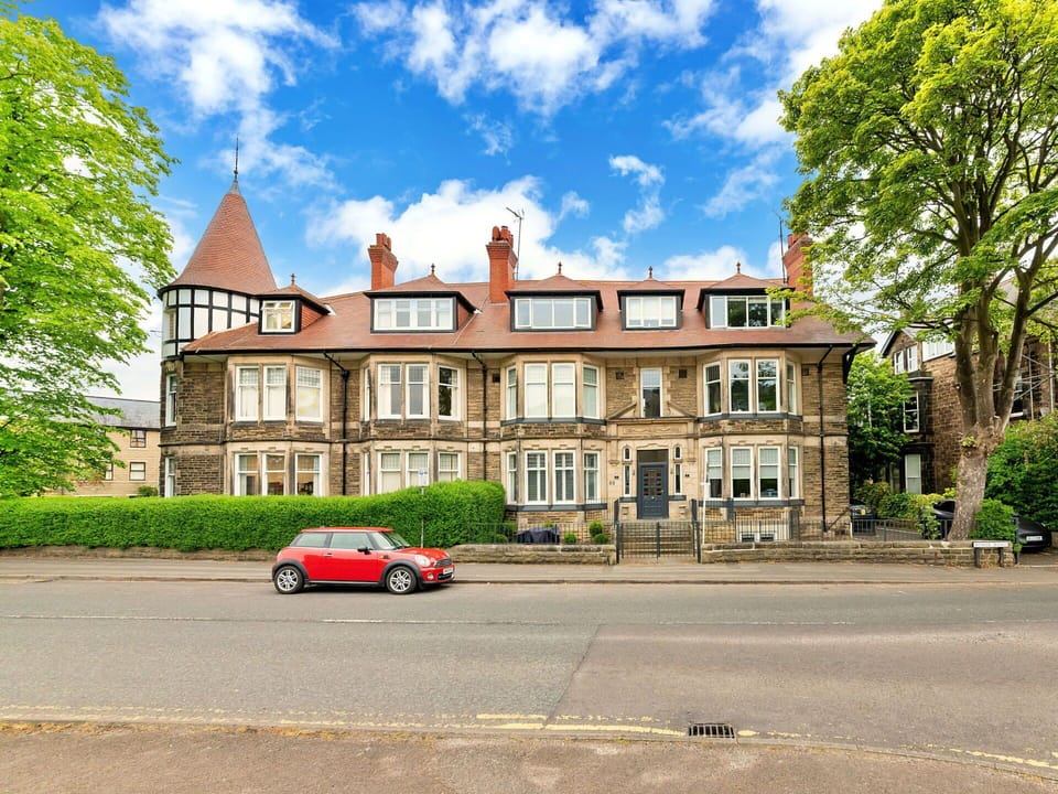 Shade, Mountain Range, Outdoor Structure, Eco Hotel, Deck, Outdoor Furniture, Garden, Chair, Landscaping, Hardwood