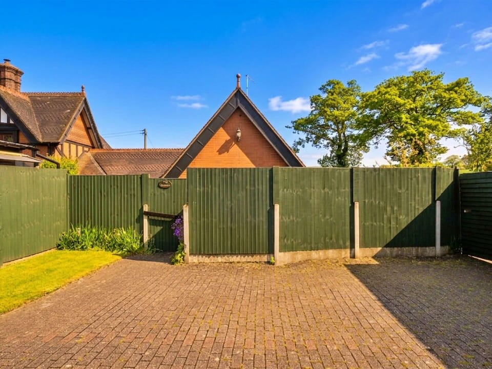 Roof, Cottage, Gate, Garden, Fence, Landscaping, Estate, Driveway, Home Fencing, Lawn