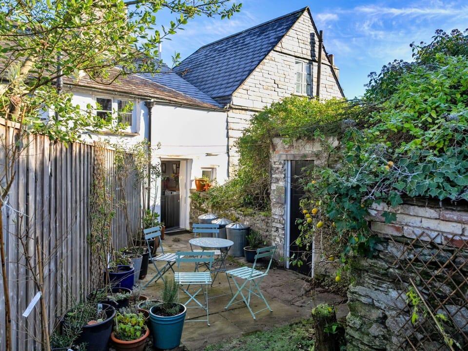 Wall, Shrub, House, Flowerpot, Cottage, Home, Garden, Spring, Backyard