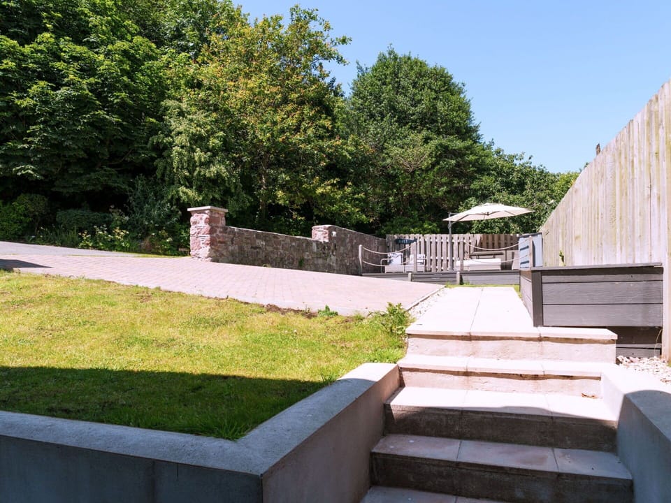 Grass, Shrub, Public Space, Land Lot, Garden, Composite Material, Landscaping, Lawn, Concrete, Backyard