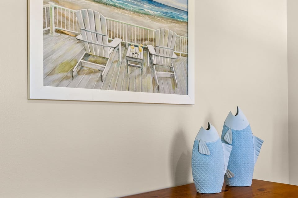 Coastal-themed artwork & charming fish décor bring a seaside escape feel to your space.