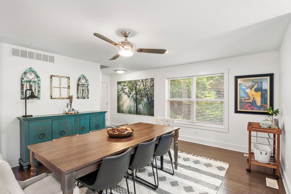Stylish details and space for everyone around the table.
