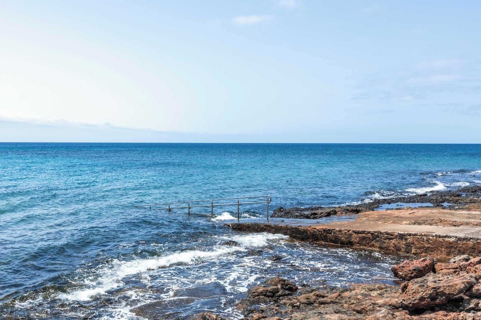 Rampa del Loro 🌊
Un acceso secreto al Atlántico, favorito de los locales para zambullirse directamente desde la costa volcánica. Vive el auténtico sabor de Playa Honda en esta piscina natural entre rocas 🐚.
