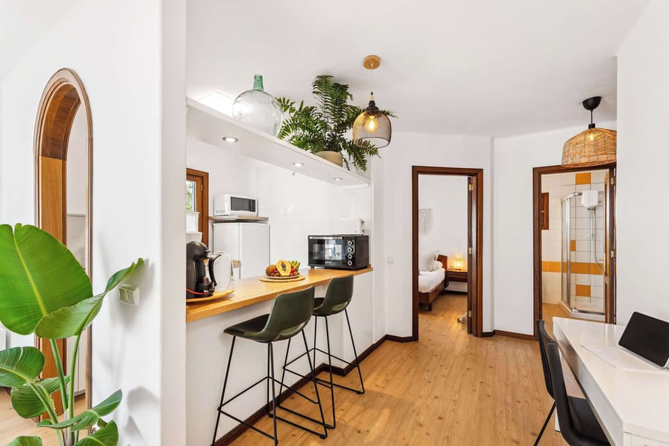 🌿 Una casa que respira verde y luz. Desde la cocina hasta el descanso, todo está pensado para fluir con suavidad y vivir cada momento con gusto. ✨🛏️☕