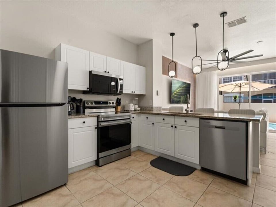 2318 Silver Palm Drive (10).jpg