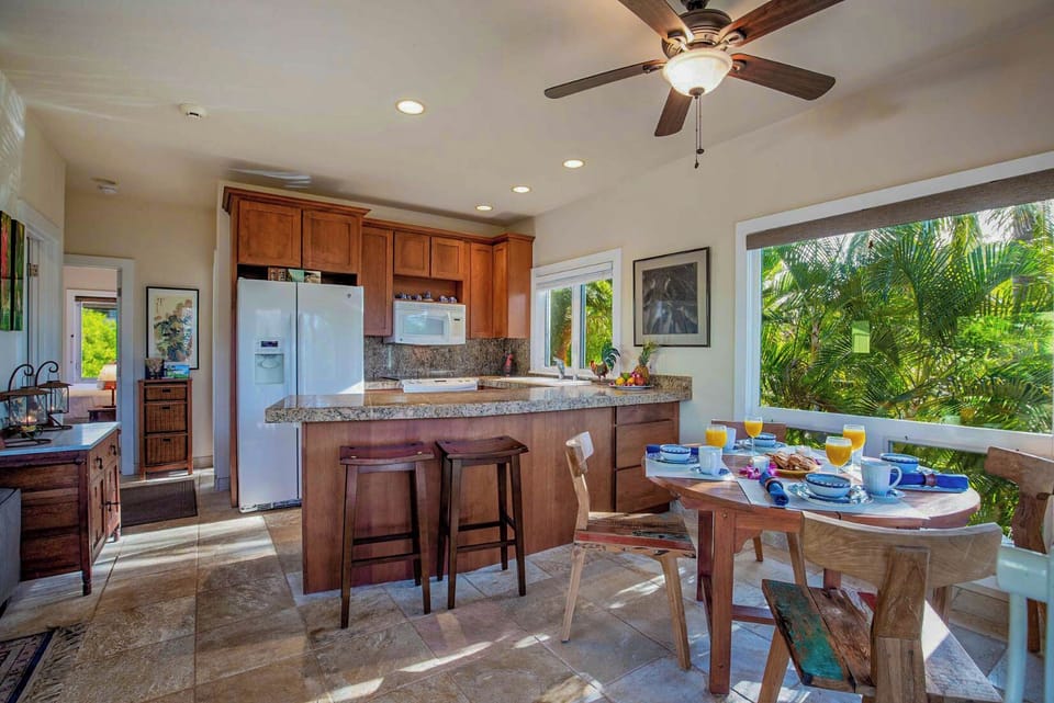 Beautiful cottage dining rea and full kitchen!