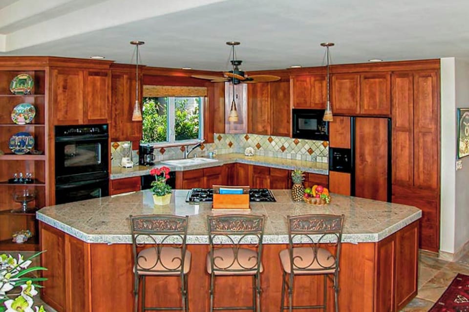 Elegantly designed full kitchen!