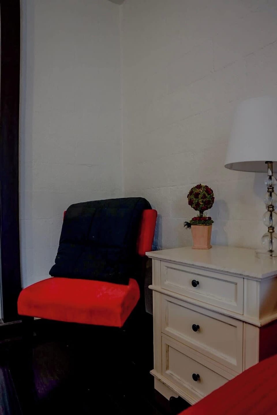 Welcome to the She Cave! Our detached 4th bedroom, is perfect for a girls’ getaway! Just a short walk from the main house, it features a cozy vibe and a beautiful stained glass window for that extra touch of charm and privacy. With 2 queen beds