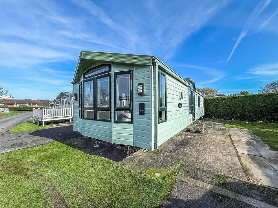 Looking for last minute weekend getaways? Enjoy a cosy staycation at Southview Holiday Park Lincolnshire, complete with comfortable bedrooms in a caravan.