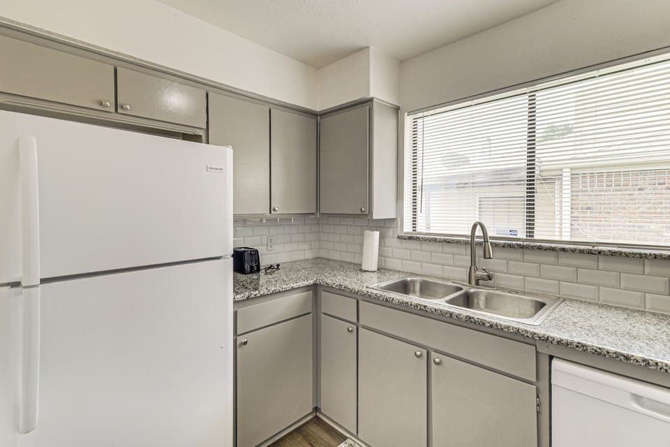 Kitchen | Dishwasher | Stove/Oven | Toaster