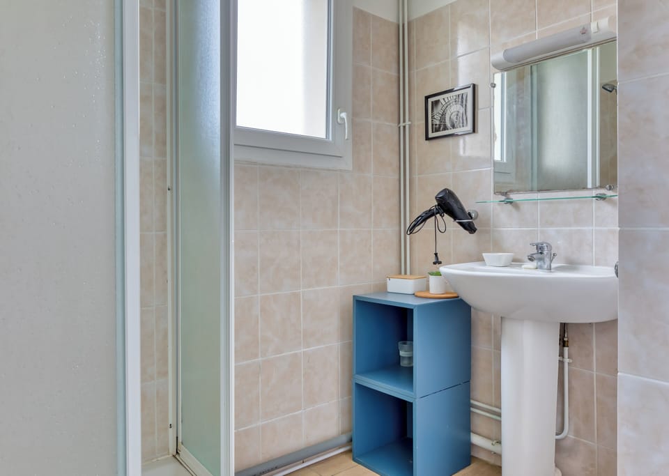 Salle de bain avec douche