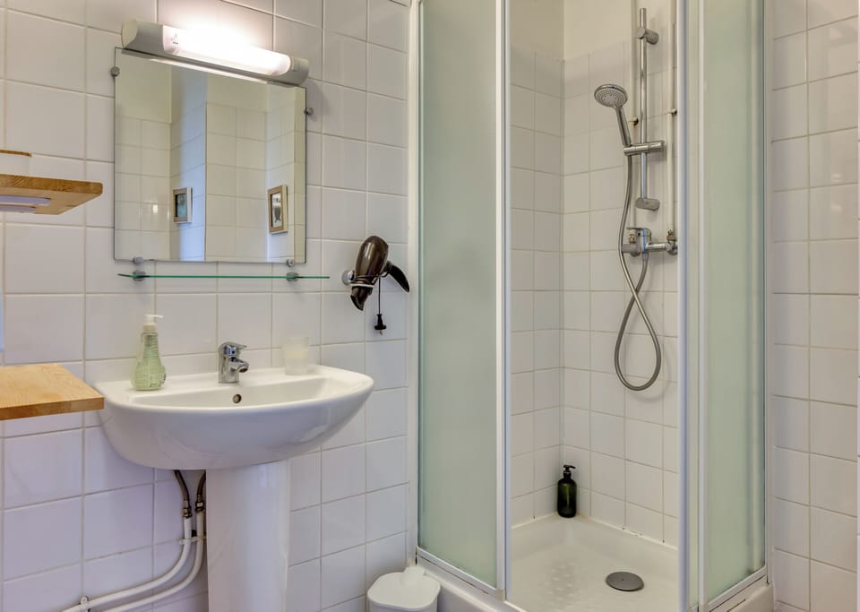 Salle de bain avec douche