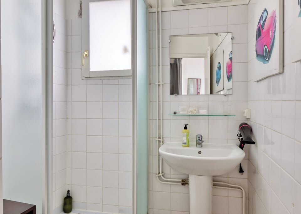 Salle de bain avec douche