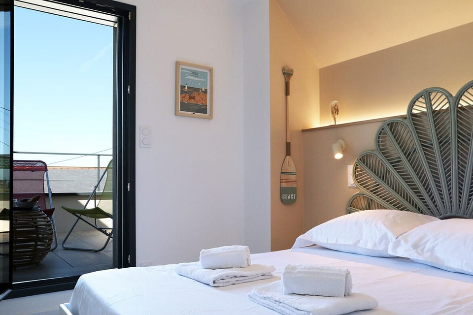 Bedroom with bed 140x190 - access to terrace with sea view