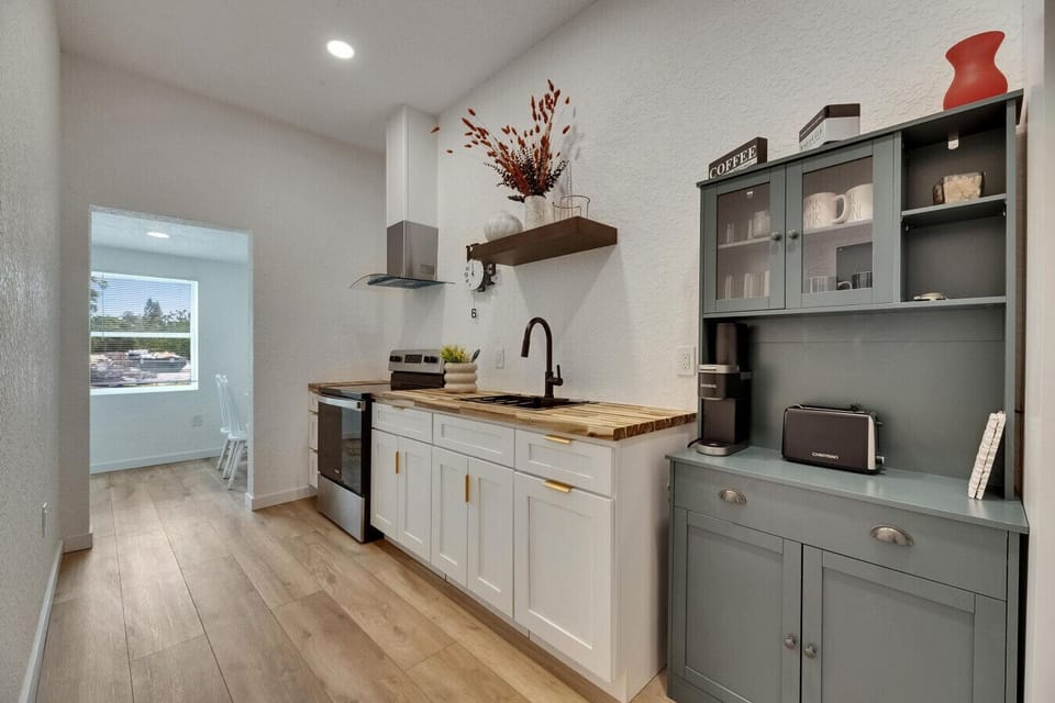 Fully Stocked Kitchen with breakfast nook
