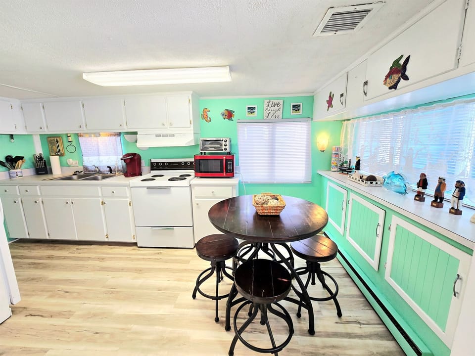 eat-in kitchen