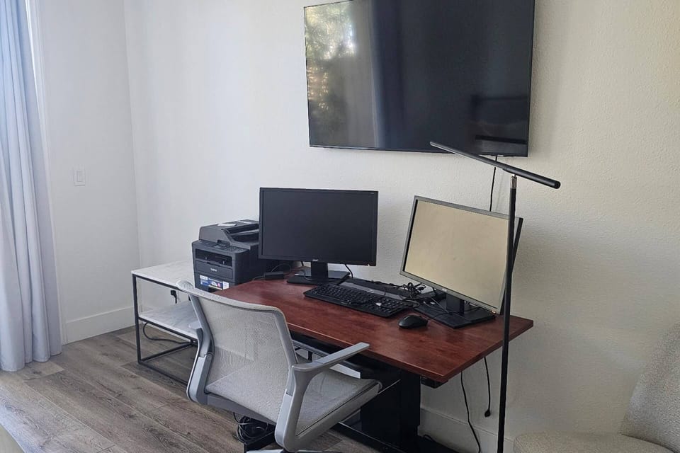 Working station in the Guest Bedroom for you're convince