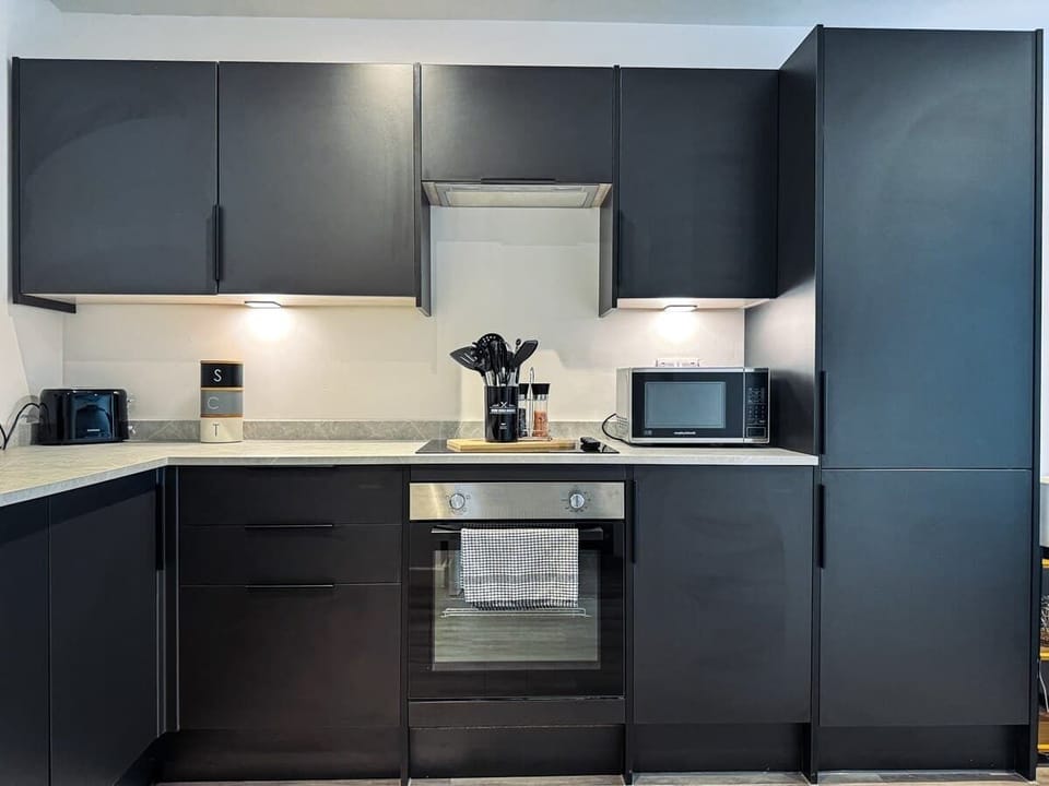 Full Kitchen with Oven, Utensils and Microwave