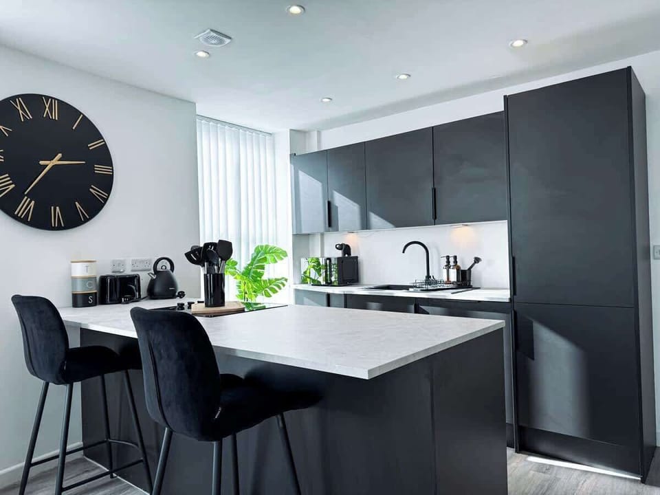 Full Kitchen and two bar stools