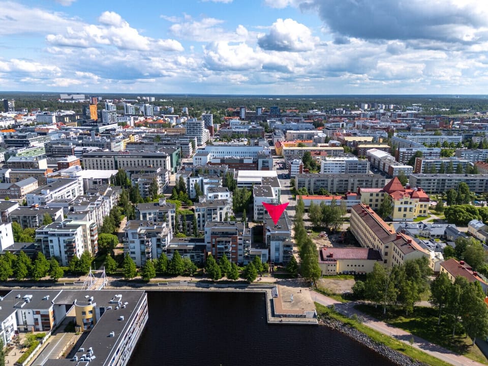 Bird’s-eye view of the neighborhood, showcasing the apartment’s peaceful seaside location.