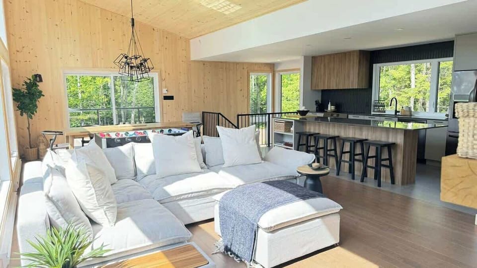 Savourez la lumière naturelle même de l'intérieur, grâce à nos grandes fenêtres