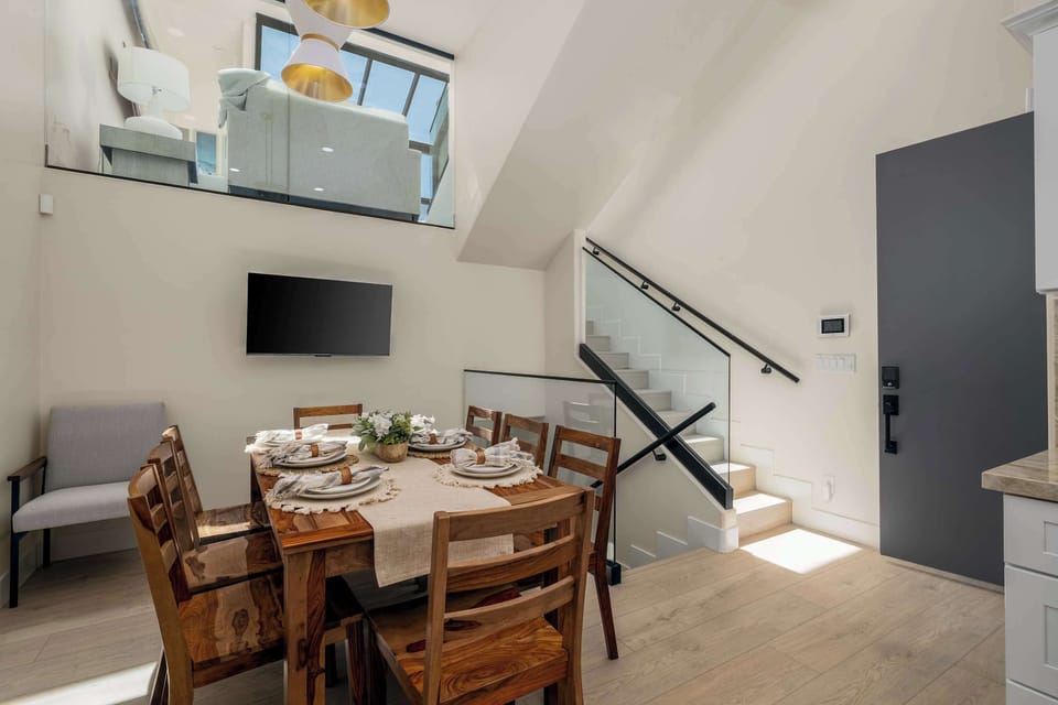 Dining area (seating, AC, TV)