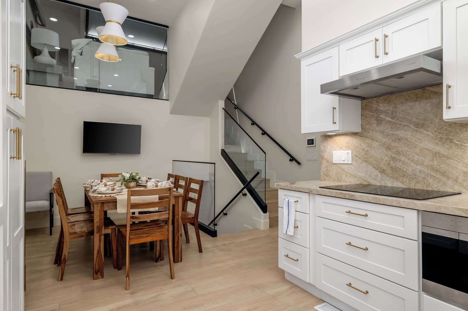 Dining area (seating, AC, TV)