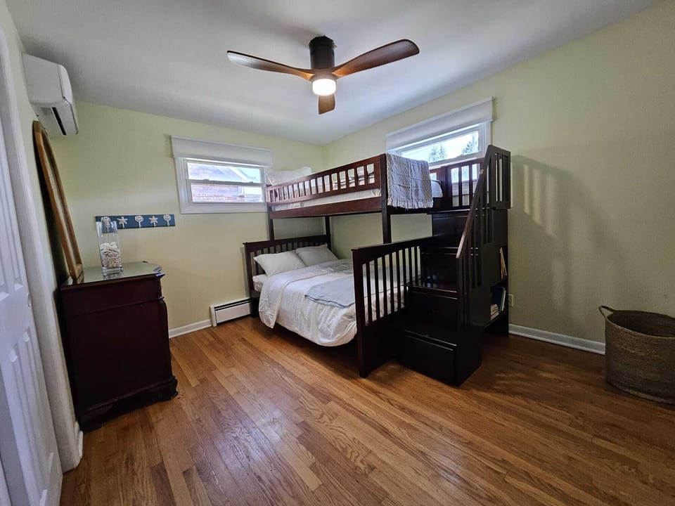 Bunk-bed room includes twin top, full bottom, and twin trundle beds.