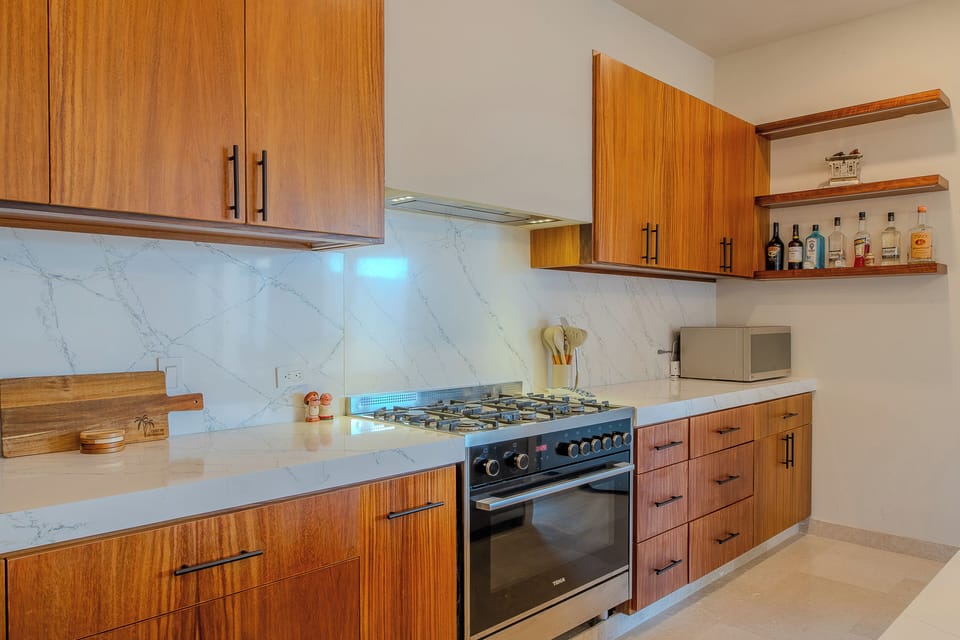 Fully equipped kitchen and bar seating