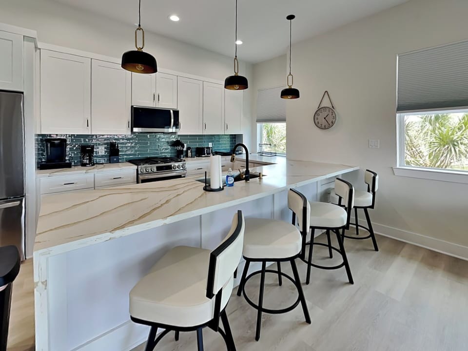 Full Size Kitchen - Countertop Seating For 4 - First Level