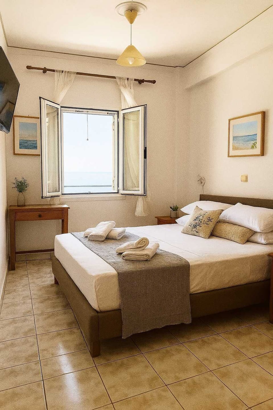 Double Bedroom with Natural Light
Cozy bedroom with a double bed, perfect for couples or solo travelers.