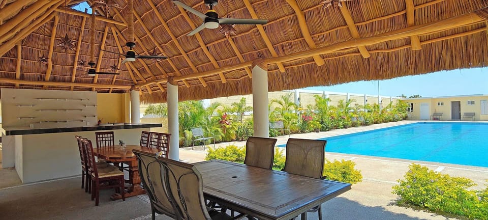 Dining area,Swimming pool