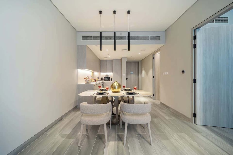 Dining Area / Fully-equipped Kitchen